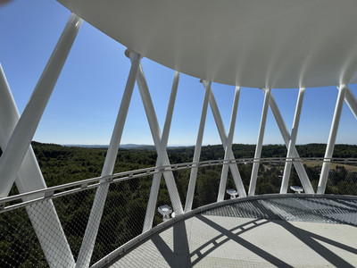 HEX Aussichtsplattform mit weißen Stahlstreben und weitem Blick über den Harz und Hügellandschaft.
