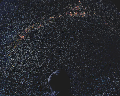 „0“, 2018, Holz und Glasfaser