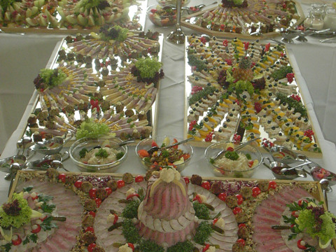 KIF_1420.JPG Ein weitläufig gedecktes Buffet mit einer Vielfalt an kunstvoll arrangierten Vorspeisen und Dekor.