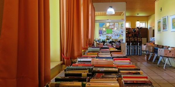 00 samstag-auf-dem-buechermarkt-7d88b8a2-f512-4d7c-8b87-4fcb54758f59_ShiftN web.jpg