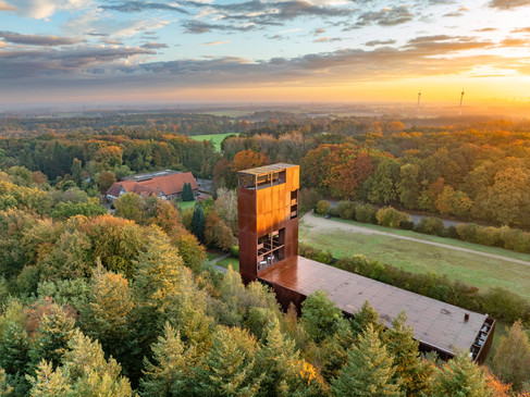 Luchtfoto van de Varusslag in het Osnabrücker Land - Kalkriese Museum en Park, met uitkijktoren, museumgebouw en omliggend bos- en heidegebied.