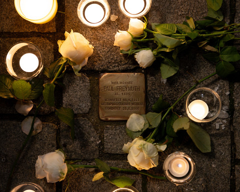 03 Matthias Pick_01.jpg Stolperstein mit Kerzen und Blumen