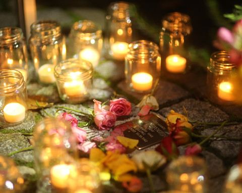 7 Johannes Schoder (5).JPG Stolperstein mit Kerzen und Blumen