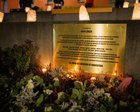 53 Marco Rank 6-3.jpg Gedenktafel von Enver Simsek mit Blumen und Kerzen