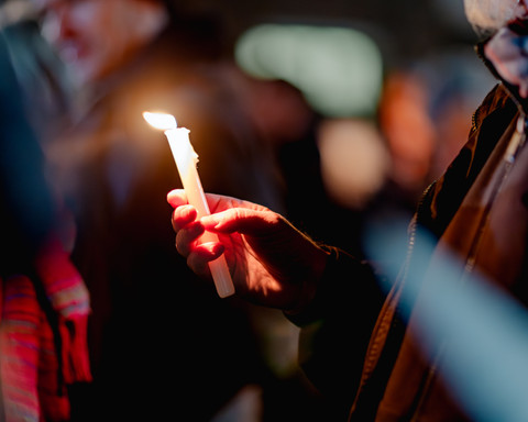 Westbhf Carolin Mand5A0146-Verbessert-RR.jpg Hand mit einer Kerze