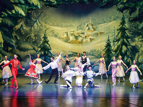 Eine Ballettaufführung des Stücks "Der Nussknacker" mit Tänzern auf einer winterlichen Bühne.A ballet performance of "The Nutcracker" with dancers on a wintery stage.Baletní představení Louskáček s tanečníky na zimní scéně.Przedstawienie baletowe "Dziadek do orzechów" z tancerzami na zimowej scenie.Een balletvoorstelling van "De Notenkraker" met dansers op een winters podium.Spettacolo di balletto "Lo Schiaccianoci" con ballerini su un palcoscenico invernale.