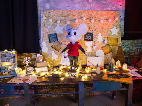 2 - Kunstkraftwerk Leipzig - Traumfabrik-c-Andreas-Schmidt.jpg Eine dekorierte Werkbank mit einer Plüschmausfigur, umgeben von Lichtern und weihnachtlicher Kunst.A decorated workbench with a plush mouse figure, surrounded by lights and Christmas art.Zdobený pracovní stůl s plyšovou figurkou myši, obklopený světýlky a vánočním uměním.Udekorowany stół warsztatowy z pluszową figurką myszy, otoczony światełkami i świąteczną grafiką.Een versierde werkbank met een pluchen muizenfiguur, omringd door lichtjes en kerstkunst.Un banco da lavoro decorato con un topolino di peluche, circondato da luci e opere d'arte natalizie.
