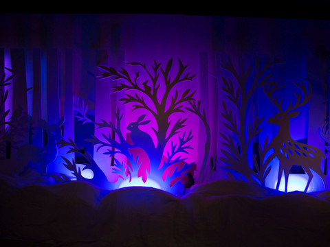 5 - Kunstkraftwerk Leipzig - Traumfabrik-c-Andreas-Schmidt.jpg Leuchtkunstinstallation mit beleuchteten, stilisierten Hirschen und Bäumen in rosa und blau.Light art installation with illuminated, stylized deer and trees in pink and blue.Světelná umělecká instalace s osvětlenými stylizovanými jeleny a stromy v růžové a modré barvě.Instalacja świetlna z podświetlanymi, stylizowanymi jeleniami i drzewami w kolorze różowym i niebieskim.Lichtkunstinstallatie met verlichte, gestileerde herten en bomen in roze en blauw.Installazione di light art con cervi e alberi stilizzati illuminati in rosa e blu.