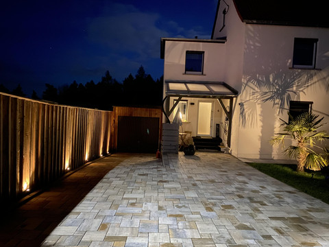 Einfahrt mit Beleuchtung