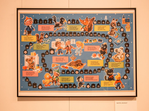 13 - Sandmännchen in Leipzig - Foto Andreas Schmidt.jpg Fröhliches Brettspiel mit Sandmännchen und Freunden auf blauem Hintergrund, zeigt 100 Spielfelder.Cheerful board game with Sandman and friends on a blue background, shows 100 playing fields.Veselá stolní hra se Sandmanem a přáteli na modrém pozadí, zobrazuje 100 hracích polí.Wesoła gra planszowa z Sandmanem i przyjaciółmi na niebieskim tle, przedstawia 100 pól do gry.Vrolijk bordspel met Sandman en vrienden op een blauwe achtergrond, met 100 speelvelden.Allegro gioco da tavolo con Sandman e i suoi amici su sfondo blu, con 100 campi da gioco.