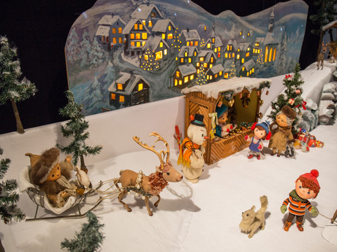 5 - Sandmännchen in Leipzig - Foto Andreas Schmidt.jpg Sandmännchen-Szenerie mit Figuren und Rentierschlitten vor beleuchteter Winterkulisse.Sandman scene with figures and reindeer sleighs against an illuminated winter backdrop.Písečná scéna s postavami a sobími spřeženími před osvětleným zimním pozadím.Scena Sandmana z postaciami i saniami reniferów przed oświetlonym zimowym tłem.Sandman scène met figuren en rendiersleeën voor een verlichte winterse achtergrond.Scena dell'uomo della sabbia con figure e slitte di renne davanti a uno sfondo invernale illuminato.