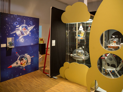 7 - Sandmännchen in Leipzig - Foto Andreas Schmidt.jpg Eine Ausstellung mit thematischen Vitrinen zum Thema Sandmännchen und Raumfahrt.An exhibition with themed showcases on the subject of the Sandman and space travel.Výstava s tematickými vitrínami na téma Písečný muž a cestování vesmírem.Wystawa z tematycznymi gablotami na temat Sandmana i podróży kosmicznych.Een tentoonstelling met thematische vitrines over de Sandman en ruimtevaart.Una mostra con vetrine tematiche sul tema dell'Uomo della sabbia e dei viaggi nello spazio.