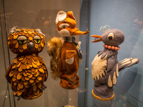 9 - Sandmännchen in Leipzig - Foto Andreas Schmidt.jpg Puppenfiguren von Fuchs, Eule und Vogel aus der Serie "Sandmännchen" in einer Vitrine.Puppet figures of a fox, owl and bird from the "Sandman" series in a display case.Loutkové figurky lišky, sovy a ptáka ze série "Sandman" ve vitríně.Figurki lisa, sowy i ptaka z serii "Sandman" w gablocie.Poppenfiguren van vos, uil en vogel uit de serie "Sandman" in een vitrinekast.Figure di volpe, gufo e uccello della serie "Sandman" in una vetrina.
