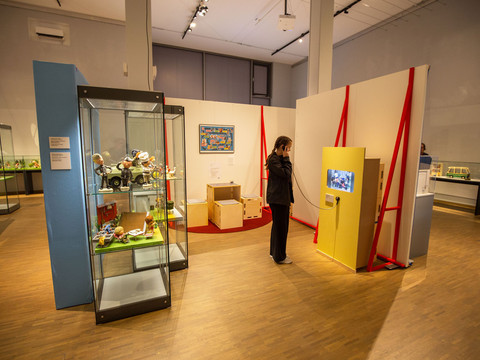 10 - Sandmännchen in Leipzig - Foto Andreas Schmidt.jpg Ein Besucher betrachtet eine Vitrine in einer Ausstellung mit Sandmännchen-Figuren und Objekten.A visitor looks at a display case in an exhibition of Sandman figures and objects.Návštěvník si prohlíží vitrínu na výstavě postaviček a předmětů Sandmana.Zwiedzający przygląda się gablocie na wystawie figurek i przedmiotów Sandmana.Een bezoeker bekijkt een vitrine in een tentoonstelling van Sandman-figuren en -voorwerpen.Un visitatore osserva una vetrina di una mostra di figure e oggetti dell'Uomo Nero.