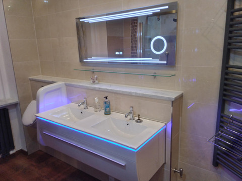 Waschraum mit Beleuchtung