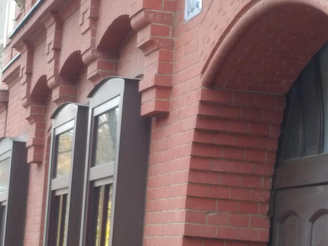 Hinweisschild über Hauseingang