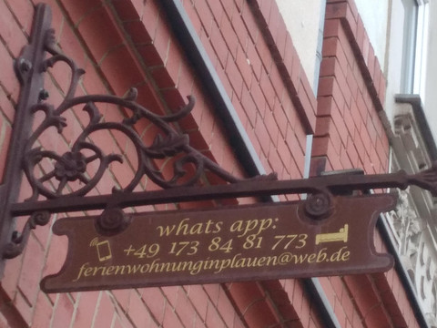 Hinweisschild über Hauseingang