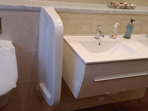 Waschraum mit Pissoir & doppelten Waschbecken