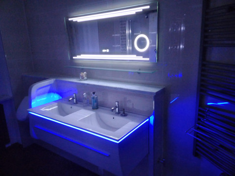 Waschraum mit Beleuchtung