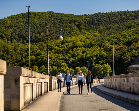 Besucher laufen über die Edertalsperre