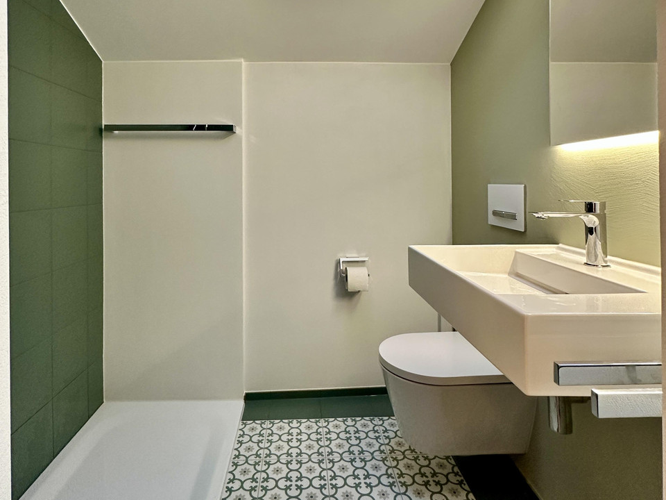 Bad mit Dusche und Toilette DG