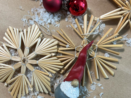 Adventsbasar Strohsterne, Weihnachtskugeln und Dekowichtel