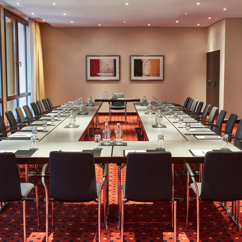 Conference room Blaues Wunder Konferenzraum im Steigenberger Hotel Dresden mit U-BestuhlungConference room at the Steigenberger Hotel Dresden with U-shaped seating