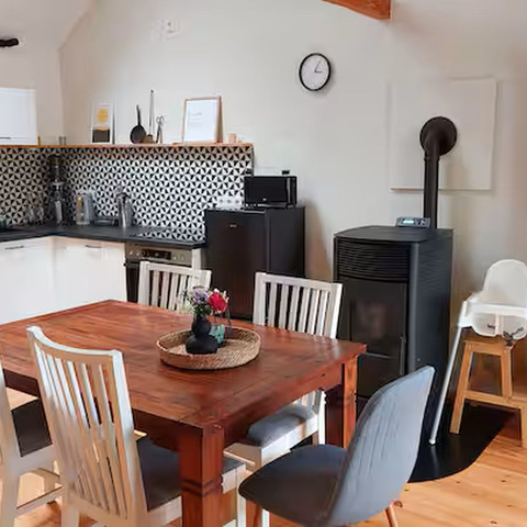 Scheune an der Pulvermuehle Kuechentisch Kamin