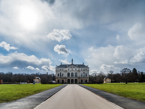 Barockes Palais im Großen Garten Dresden, von Bäumen umgeben, unter bewölktem Himmel.Baroque palace in the Great Garden of Dresden, surrounded by trees, under a cloudy sky.Barokní palác ve Velké drážďanské zahradě, obklopený stromy, pod zamračenou oblohou.Barokowy pałac w Wielkim Ogrodzie w Dreźnie, otoczony drzewami, pod zachmurzonym niebem.Barok paleis in de Grote Tuin van Dresden, omringd door bomen, onder een bewolkte hemel.Palazzo barocco nel Grande Giardino di Dresda, circondato da alberi, sotto un cielo nuvoloso.