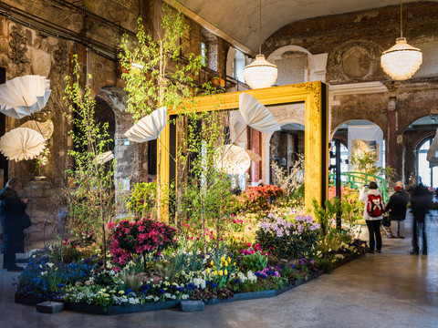 Innenaufnahme eines prächtigen Barockpalais mit zentralem Blumengarten und hängenden Dekorationen.Interior view of a magnificent baroque palace with a central flower garden and hanging decorations.Pohled do interiéru nádherného barokního paláce s centrální květinovou zahradou a závěsnými dekoracemi.Widok wnętrza wspaniałego barokowego pałacu z centralnym ogrodem kwiatowym i wiszącymi dekoracjami.Binnenzicht van een prachtig barok paleis met een centrale bloementuin en hangende decoraties.Vista interna di un magnifico palazzo barocco con giardino centrale fiorito e decorazioni pendenti.