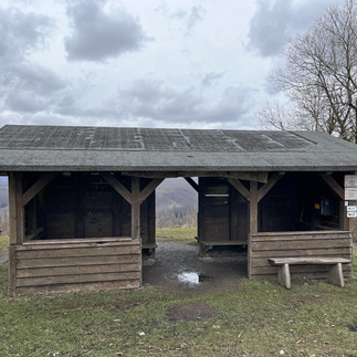 Die Schutzhütte auf dem Stöberhai