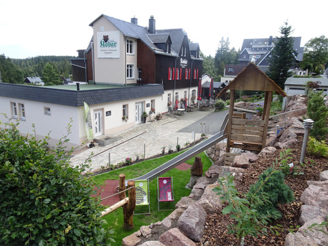 Gasthaus vom PKW Parkplatz aus gesehen