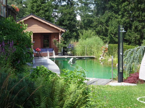 Bio - Schwimmteich mit Blockhaussauna
