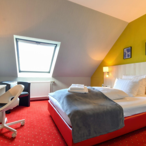 Einzelzimmer Wohnraum/Bett