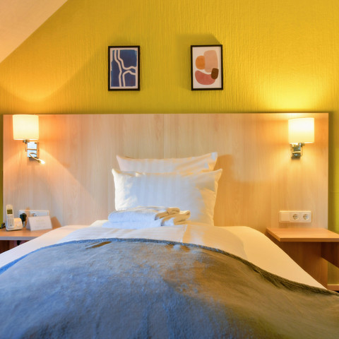 Einzelzimmer Wohnraum/Bett