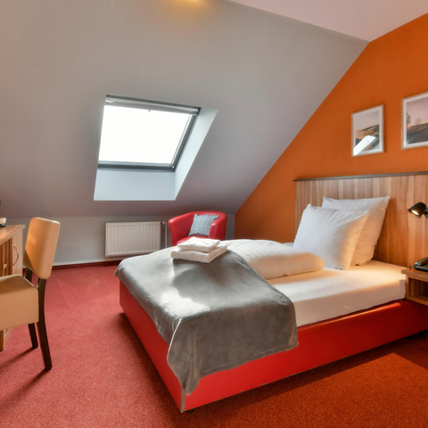 Einzelzimmer Wohnraum/Bett