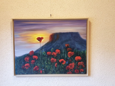 Wilde Schönheit - Malerei aus der Sächsischen Schweiz, Ausstellung in Gohrisch Gemaltes Öl-Bild mit Mohnblumen und Lilienstein an der Wand.