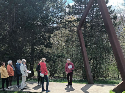 2025_Thermalsolbadroute_HD_16zu9.jpg Gruppe bei Führung im Grünen vor großer Metallskulptur auf der Thermalsolbadroute Salzgitter