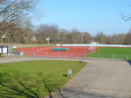 Stadion am Salzgittersee (16)_HD_16zu9.JPG Rote Tartanbahn und grüner Rasenplatz im sonnigen Stadion am Salzgittersee.
