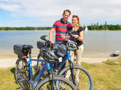 Radlerpaar am Tankumsee bei Gifhorn