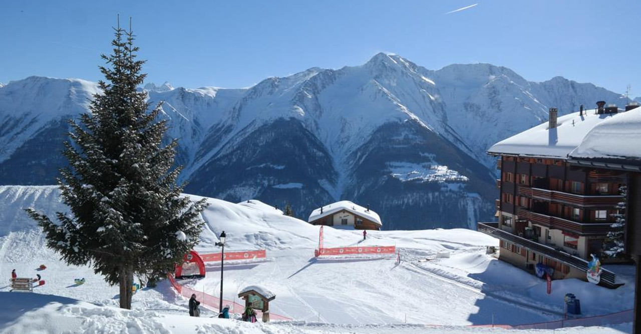 Snowgarden avec vue sur les Alpes Snowgarden Bettmeralp est situé au soleil dans le domaine skiable avec vue sur les Alpes valaisannes enneigées.