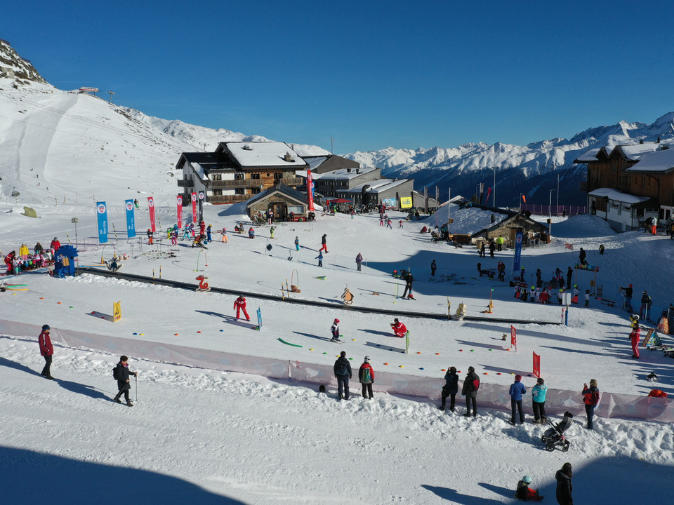 Lernen mitten im Skigebiet Snowgarden Fiescheralp mit Übungsflächen, Skilehrern und Zuschauern im SkigebietSnowgarden Fiescheralp with practice areas, ski instructors and spectators in the ski areaSnowgarden Fiescheralp avec surfaces d'entraînement, moniteurs de ski et spectateurs dans le domaine skiable
