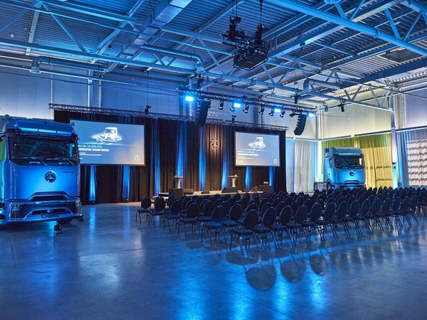 Eventhalle Tagung Doppelprojektion (6).jpg