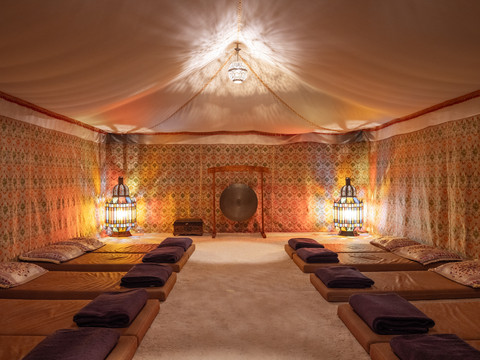 Mediterana Berberzelt Blick in ein beleuchtetes Zelt mit Liegen auf dem Boden zum Entspannen.