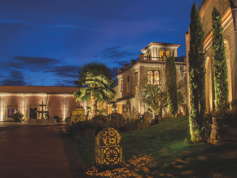 Mediterana Haupteingang Blick auf den Haupteingang einer Therme in der Abenddämmerung. Das Gebäude wird mit Scheinwerfern angestrahlt.