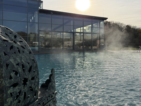 Mediterana Solebecken Außenbecken eines Schwimmbades aus dem Wasserdampf aufsteigt.
