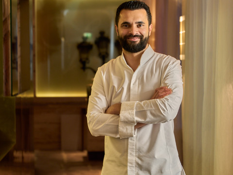 Dennis Kuckuck Der Koch Dennis Kuckuck steht in einem Flur.