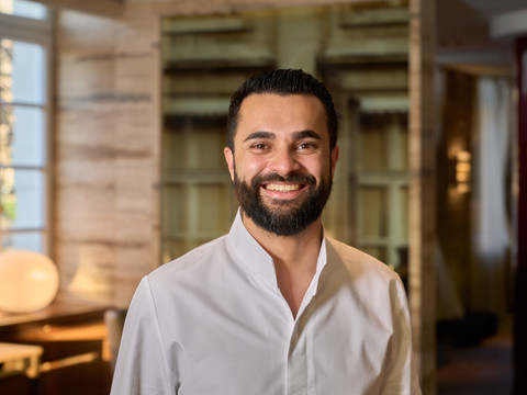 Dennis Kuckuck Portraitaufnahme des Kochs Dennis Kuckuck in einem Restaurant.