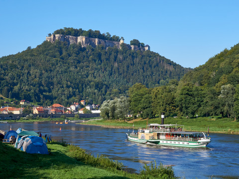 Blick auf die Festung Königstein von der Elbe mit Stadt und Festung Königstein