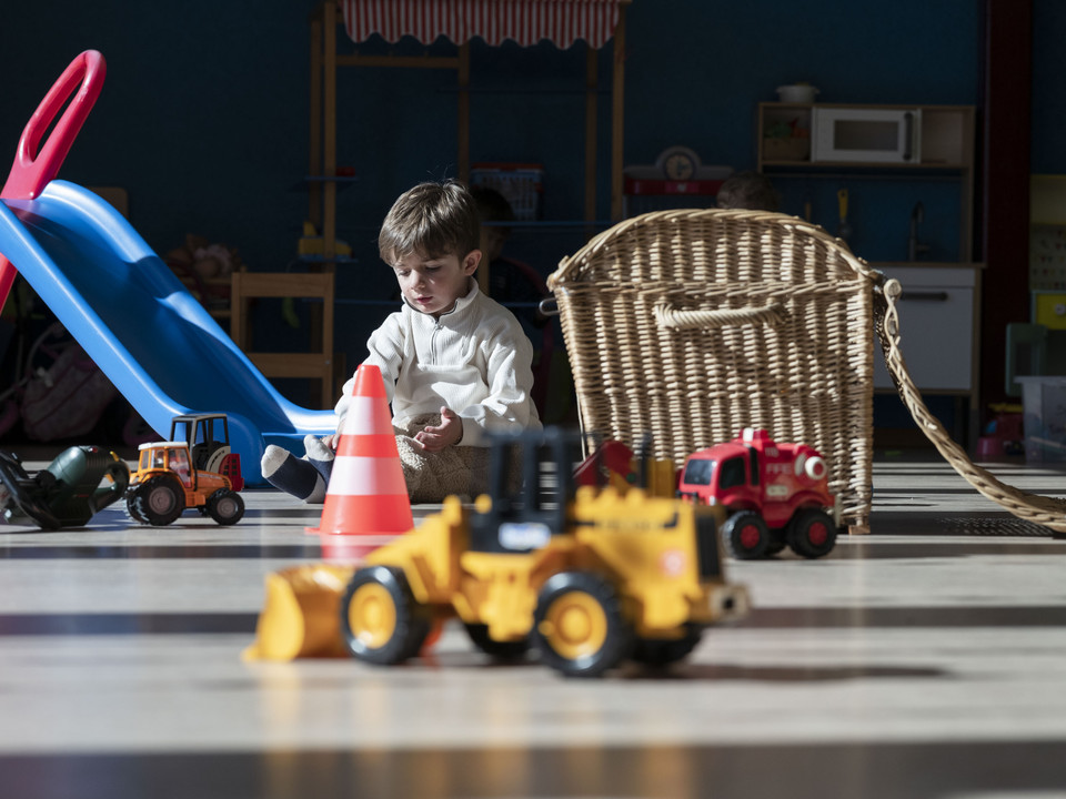 Freies Spielen im Kinderhort Kleinkind spielt mit Fahrzeugen im Kinderhort Bettmeralp in ruhiger und geschützter UmgebungToddler plays with vehicles in the Bettmeralp day nursery in a quiet and protected environmentUn petit enfant joue avec des véhicules à la garderie de Bettmeralp dans un environnement calme et protégé
